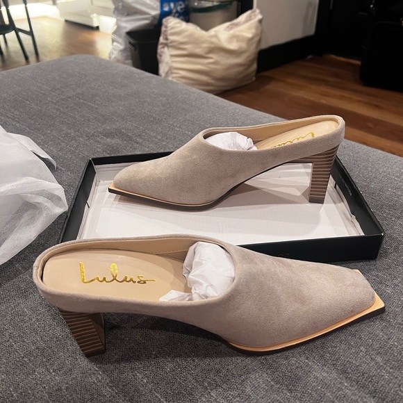 Lulu's Elegant Beige Mules - Picture 1 of 9